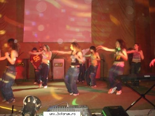 poze noi trupa locala din street dance.. eram noi prin spate...