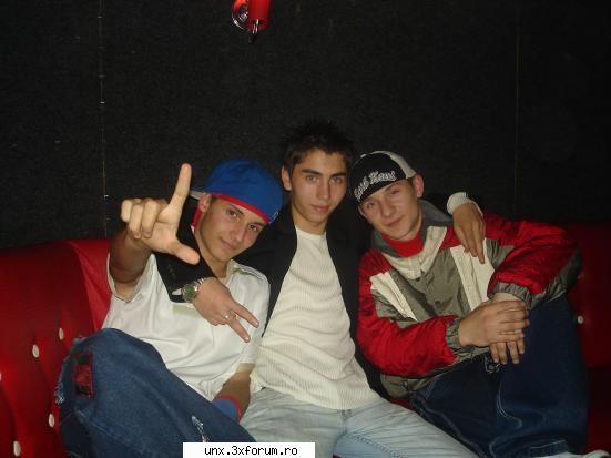 Poze Cu Noi - victor, tiby si vlad in club:D:D:D - Poze