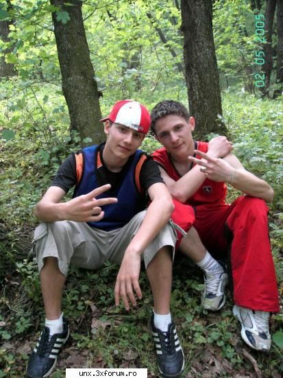 Poze Cu Noi - victor si vlad la padure - Poze